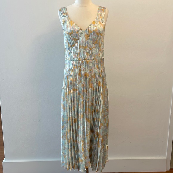 New Lotus Print Pleated Slipdress
VINCE - Picture 1 of 7